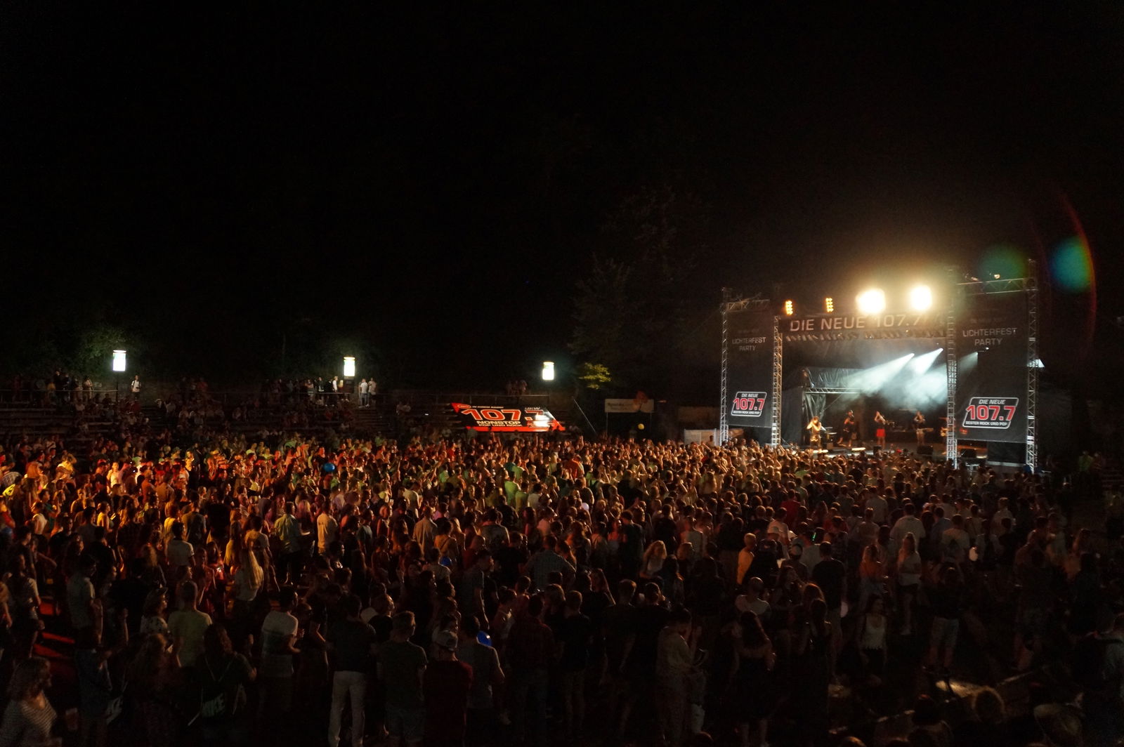 Die Bühne der DIE NEUE 107.7 Party auf dem Stuttgart Lichterfest 