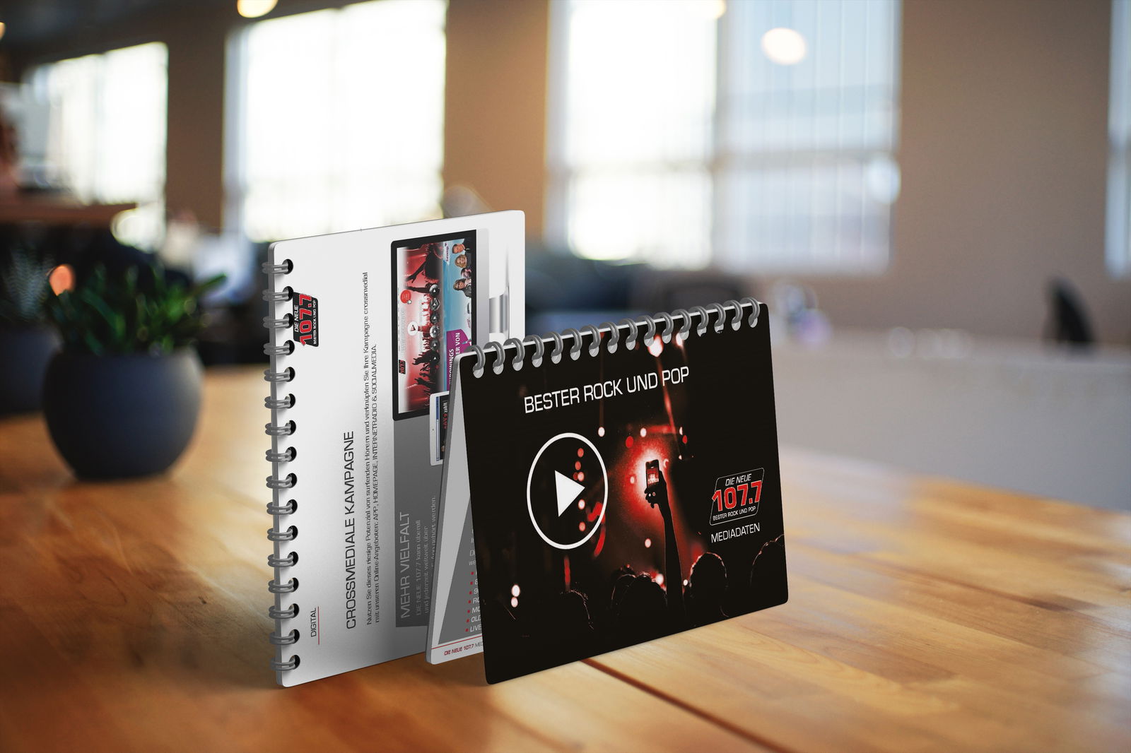 Mediadaten auf einem Tisch mit Pflanzen