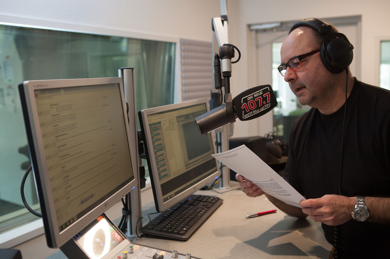 Nachrichtensprecher Andreas Gericke in unserem Nachrichtenstudio