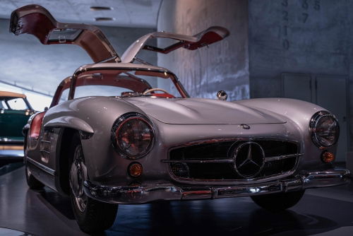 Ins Mercedes-Benz Museum gehen