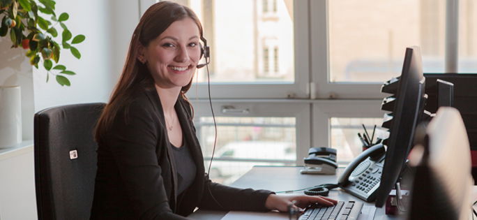 Eine Mitarbeiterin der Marketingabteilung von DIE NEUE 107.7