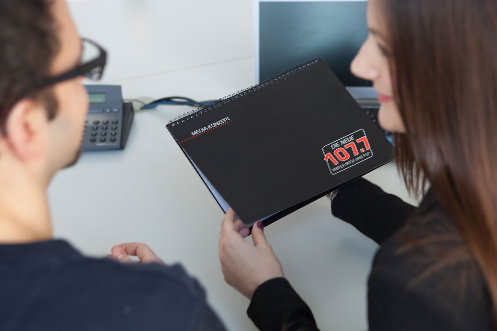 Zwei Mitarbeiter und ein Mediakonzept von DIE NEUE 107.7