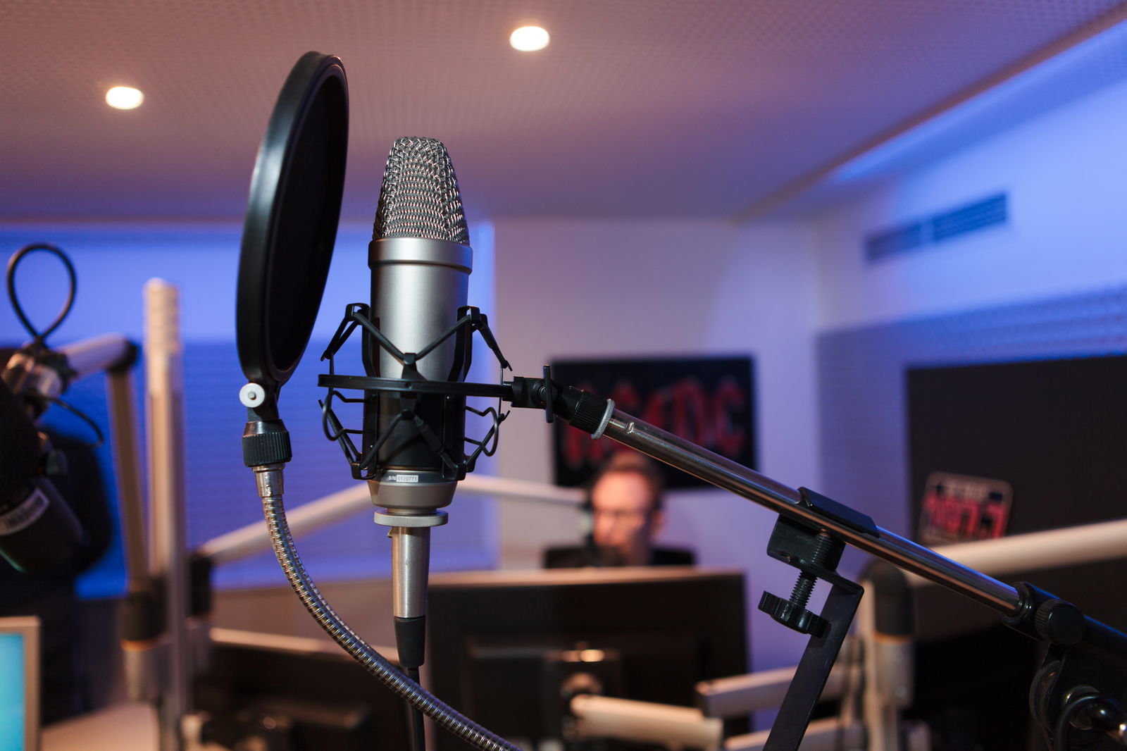 Ein Mikrofon im Studio von DIE NEUE 107.7