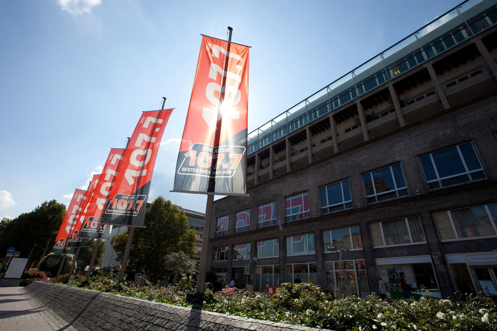 DIE NEUE 107.7 Fahnen auf der Stuttgarter Königstraße, direkt vor dem Hauptbahnhof.