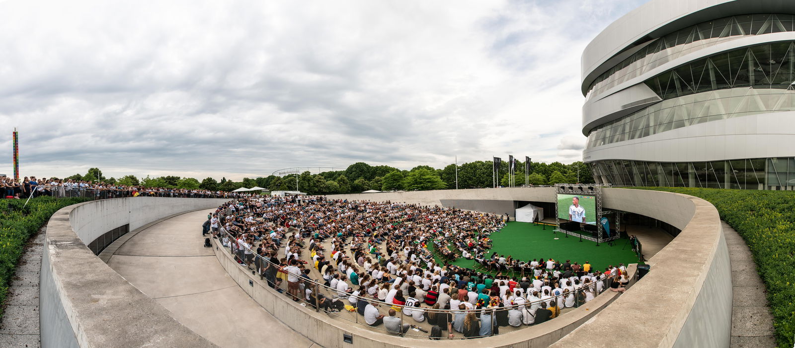 Public Viewing beim Mercedes Benz Museum