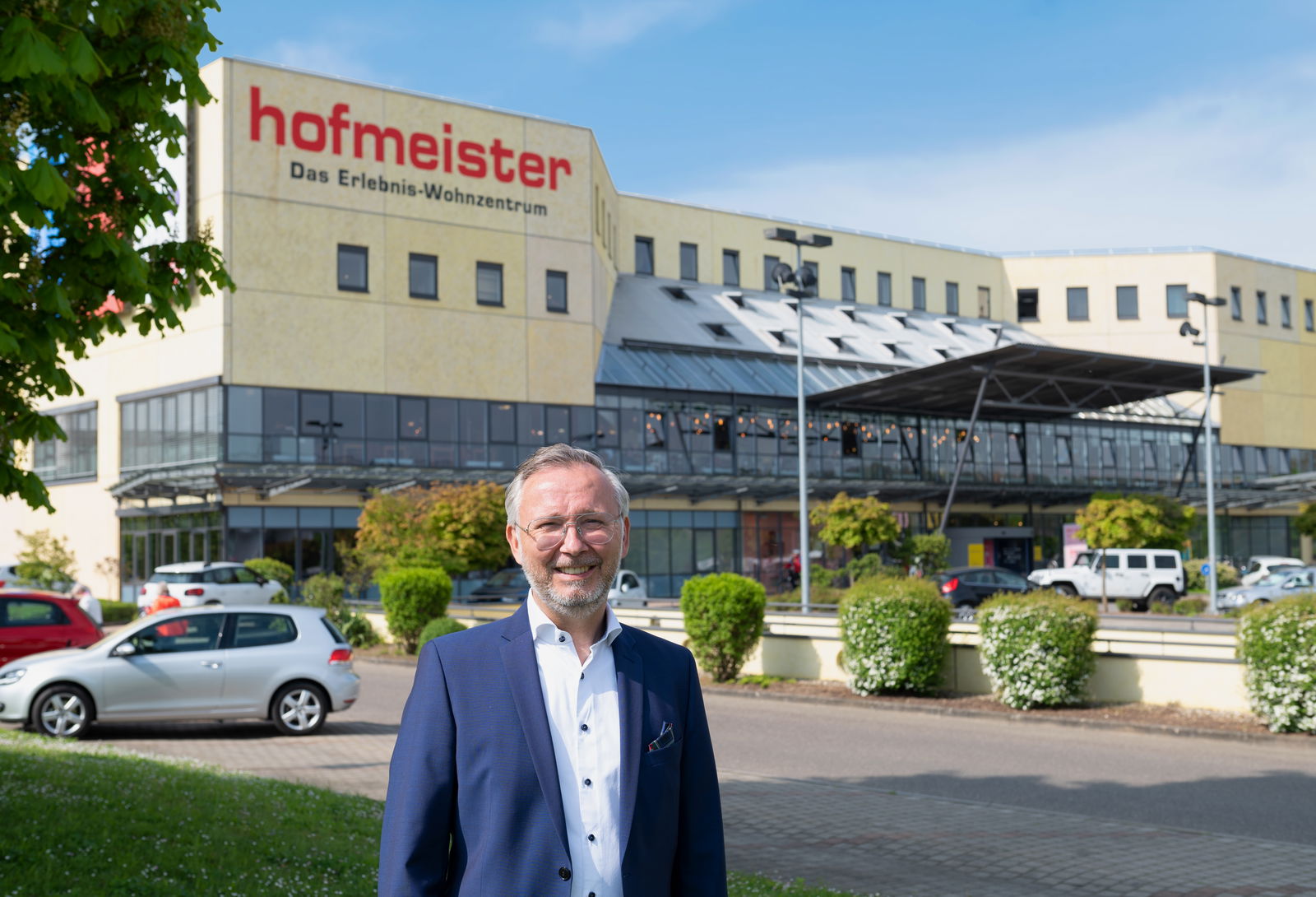 Alle Topprodukte aus dem Einrichtungshaus werden in das intakte Gebäude integriert: Möbelhaus-Chef Frank Hofmeister freut sich.