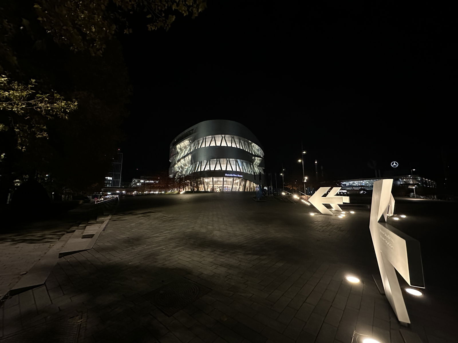 Mercedes Benz Museum bei Nacht 
