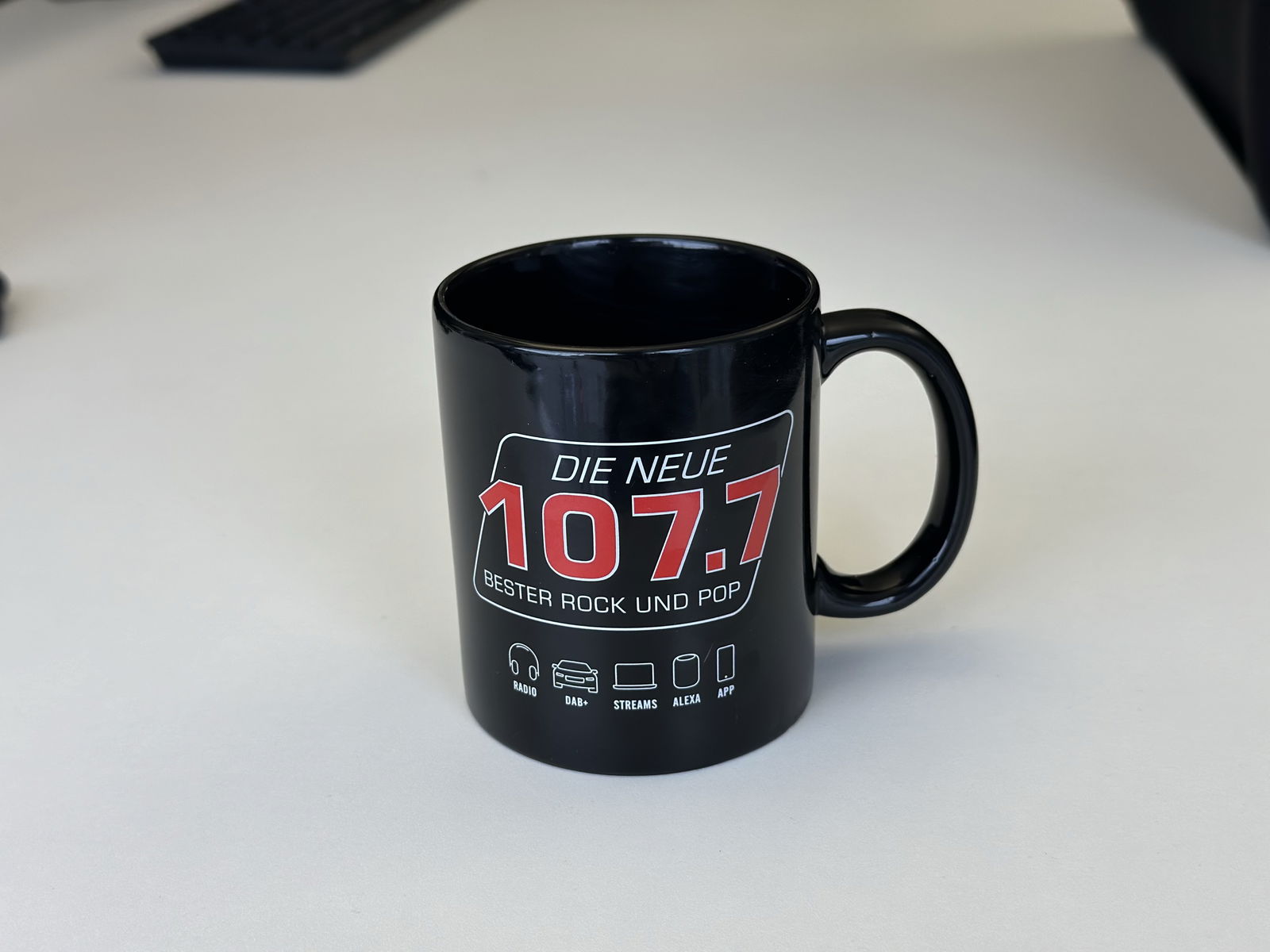 DIE NEUE 107.7 Tasse