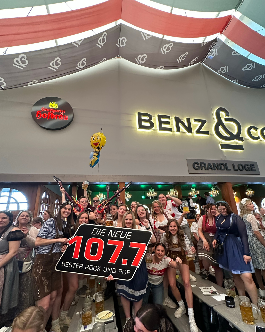 Feiernde Menschen im Zelt 