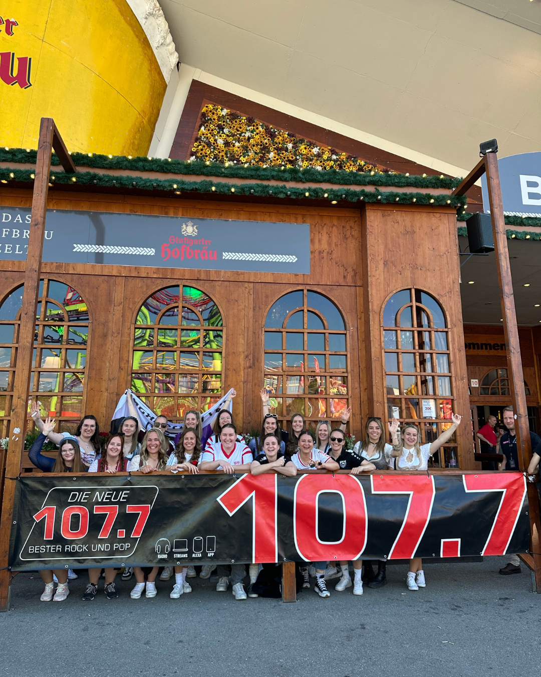 Feiernde Menschen auf dem Wasen