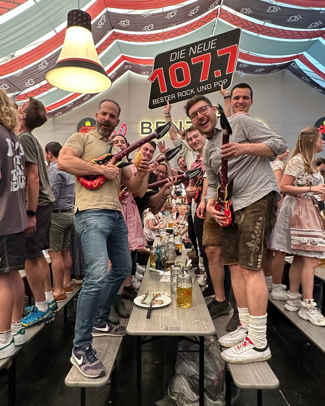 Feiernde Menschen im Zelt 