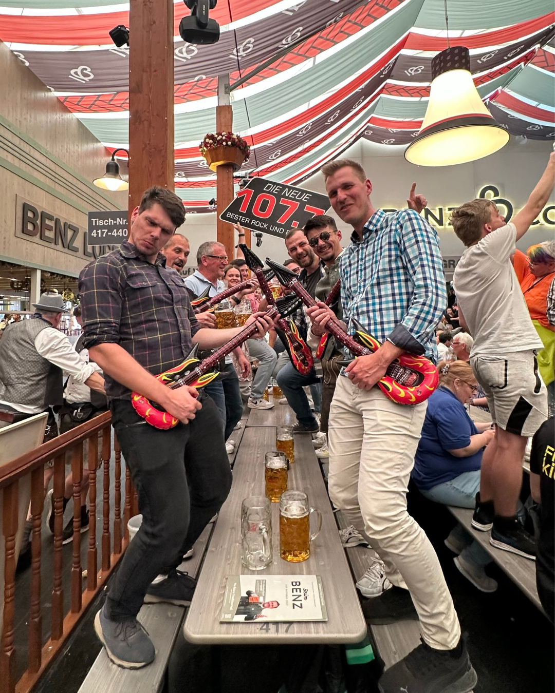 Feiernde Menschen im Zelt 