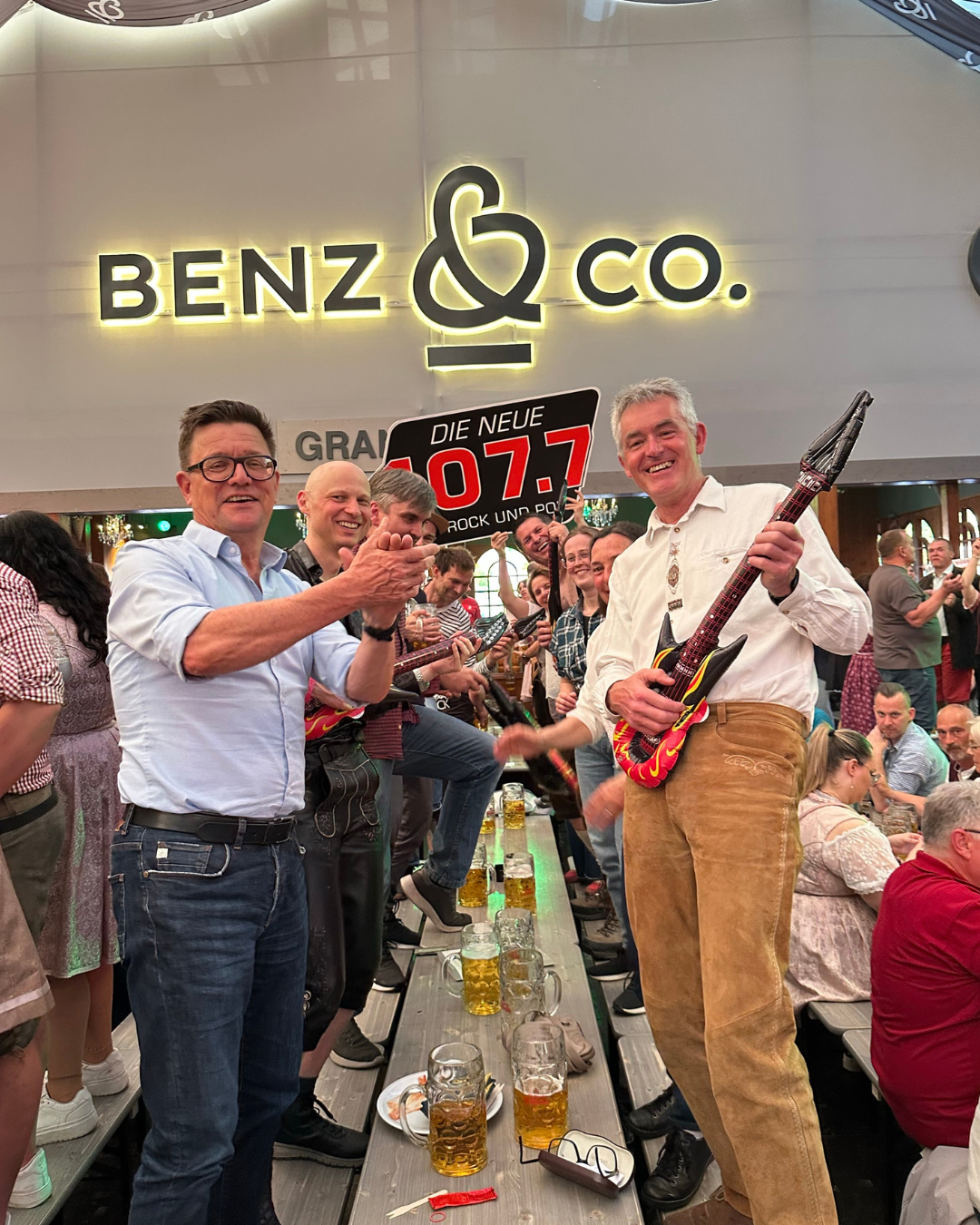 Feiernde Menschen im Zelt 