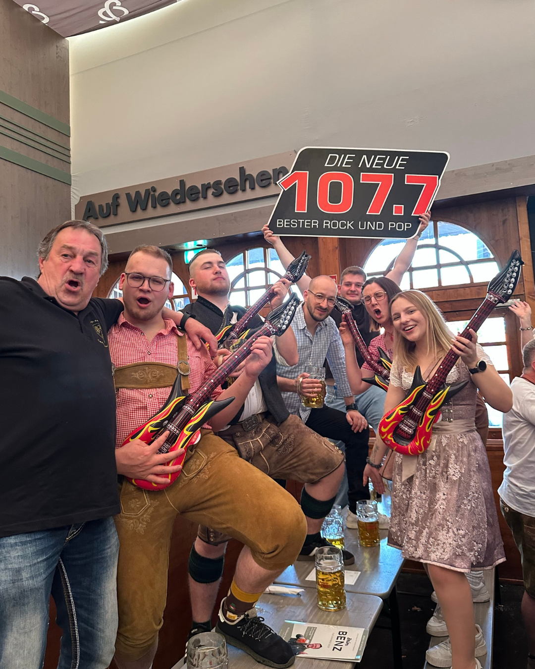 Feiernde Menschen im Zelt 