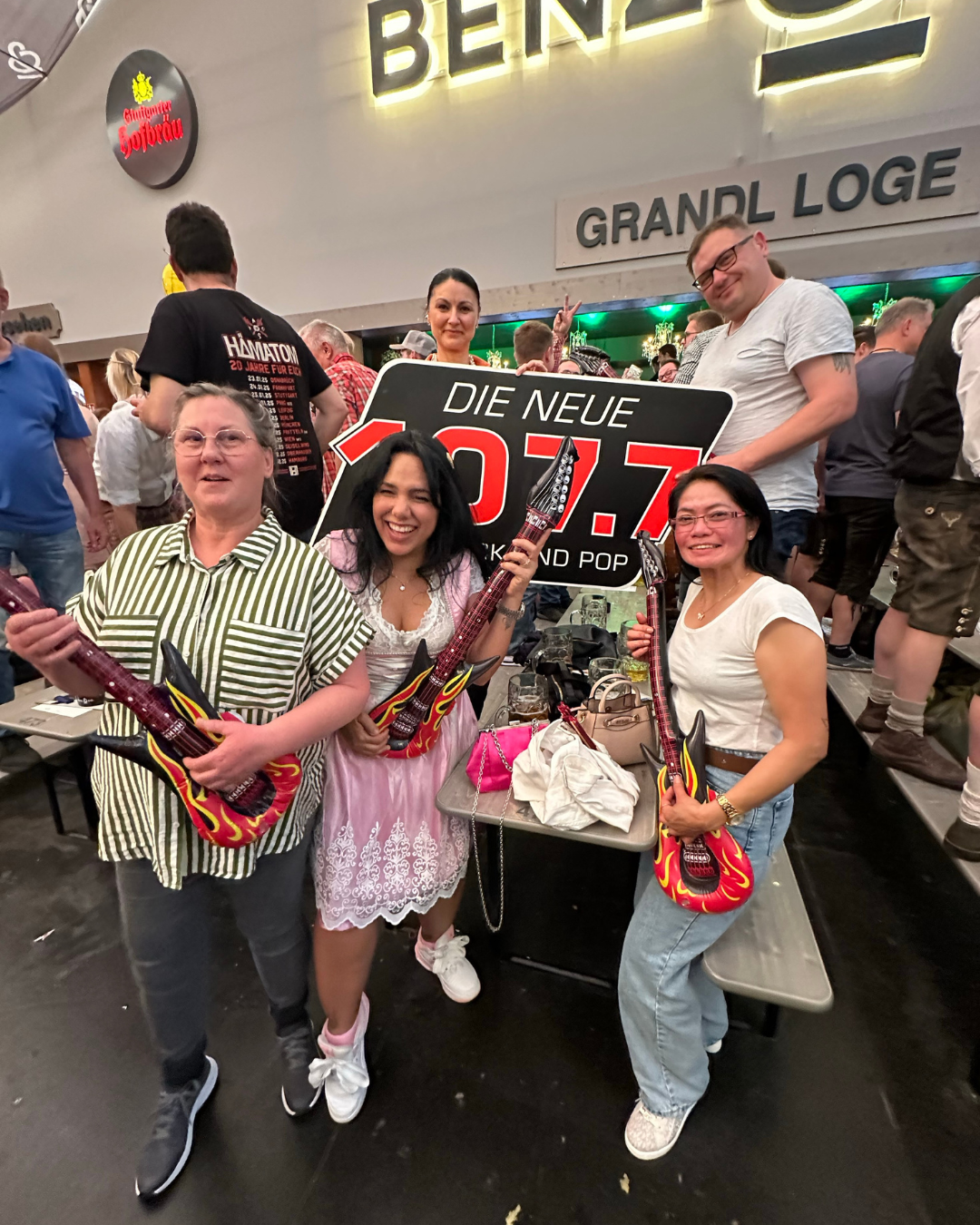 Feiernde Menschen im Zelt 