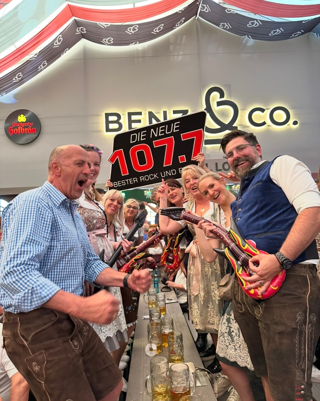 Feiernde Menschen im Zelt 