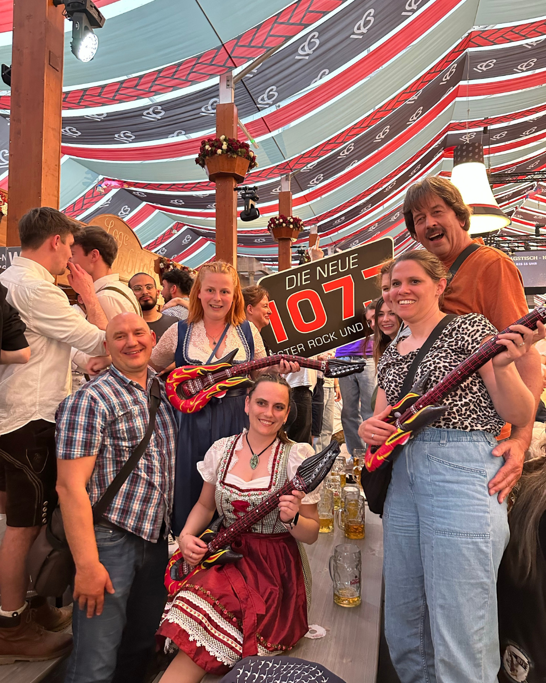 Feiernde Menschen im Zelt 