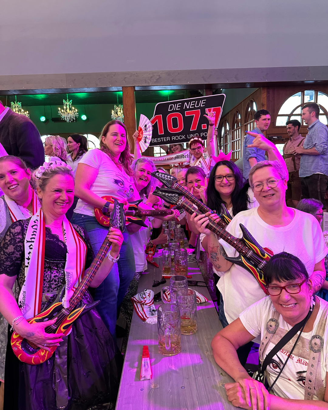 Feiernde Menschen im Zelt 