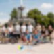 Fröhliche Menschen die vor dem Brunnen im Stuttgarter Schlossgarten.
