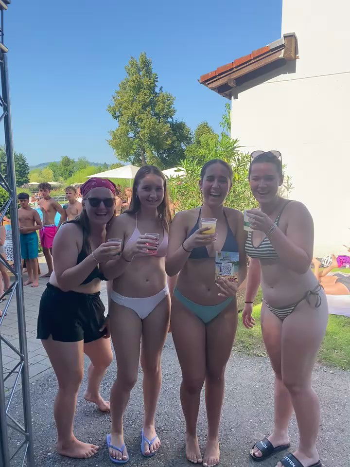 Gruppe Mädchen posieren mit Teinacher Bechern