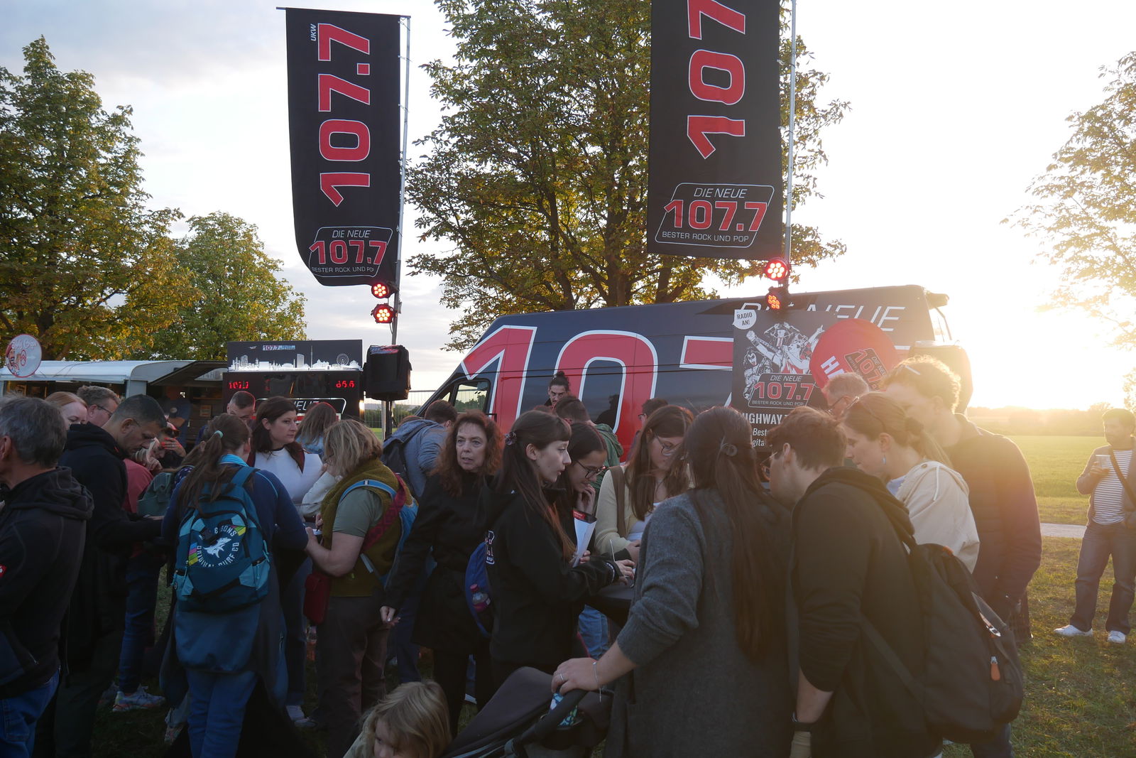 DIE NEUE 1077 Promostand