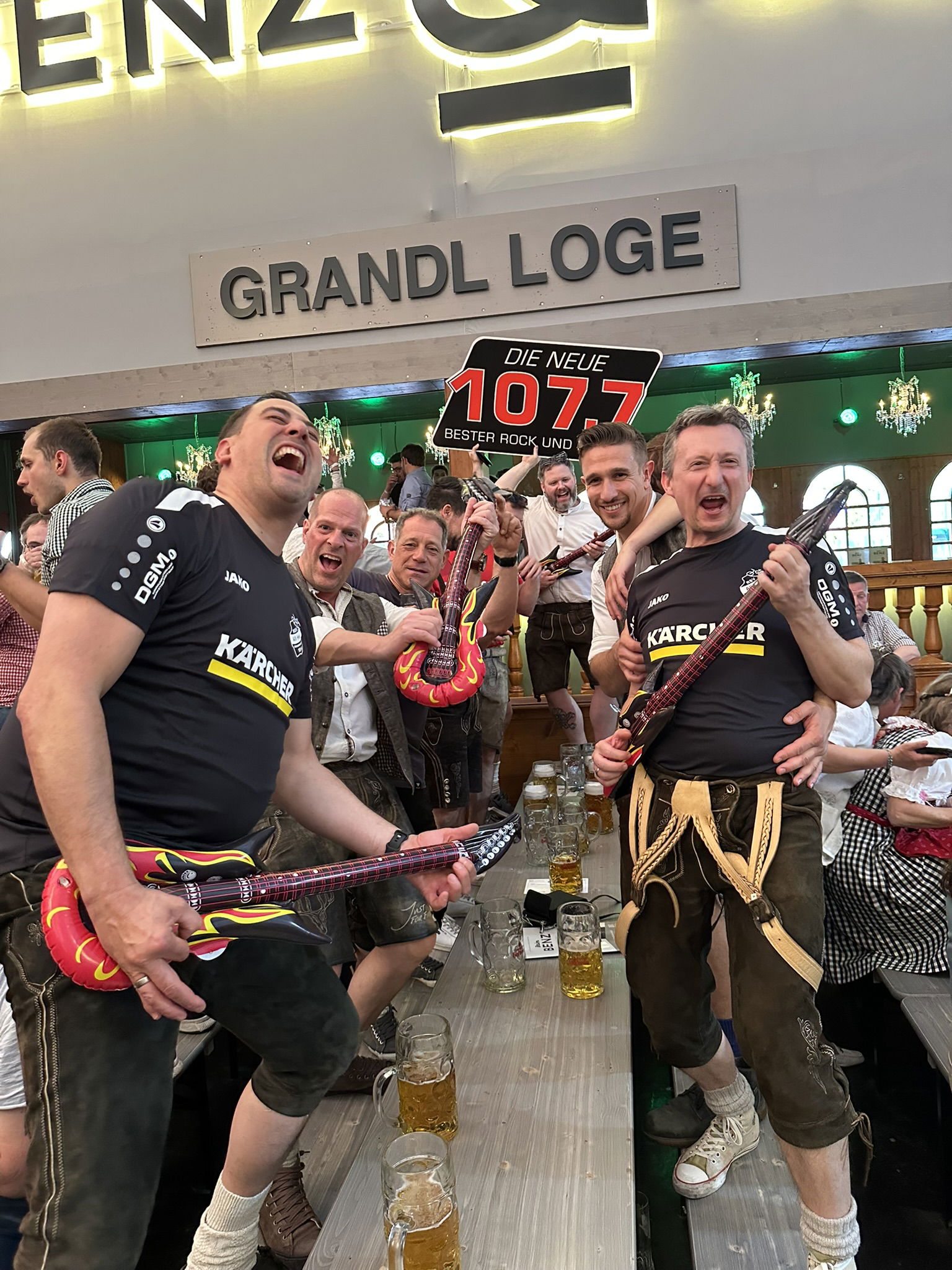 Beim Benz das Hofbräu Zelt - Vereine 05