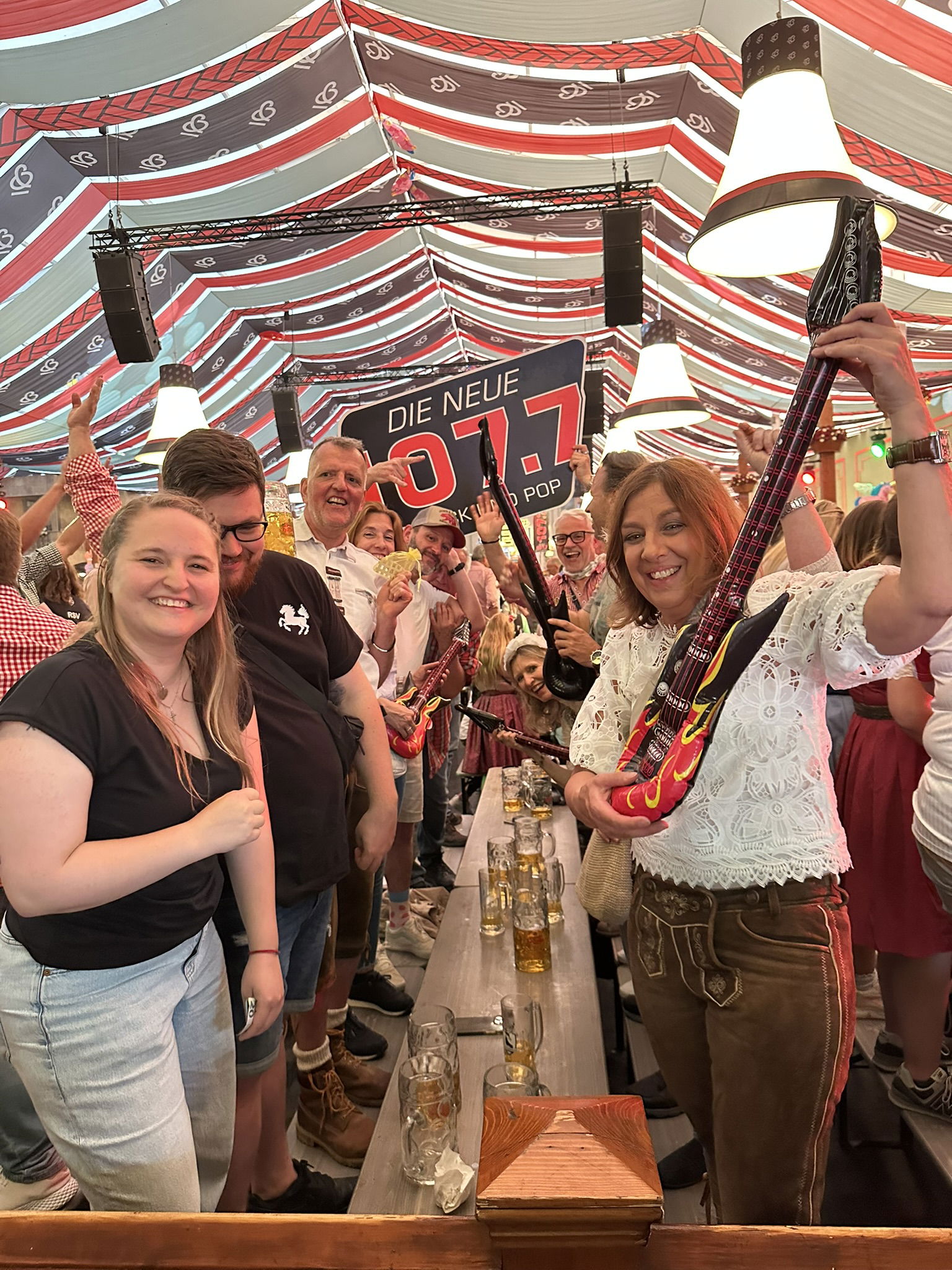 Beim Benz das Hofbräu Zelt - Vereine 03