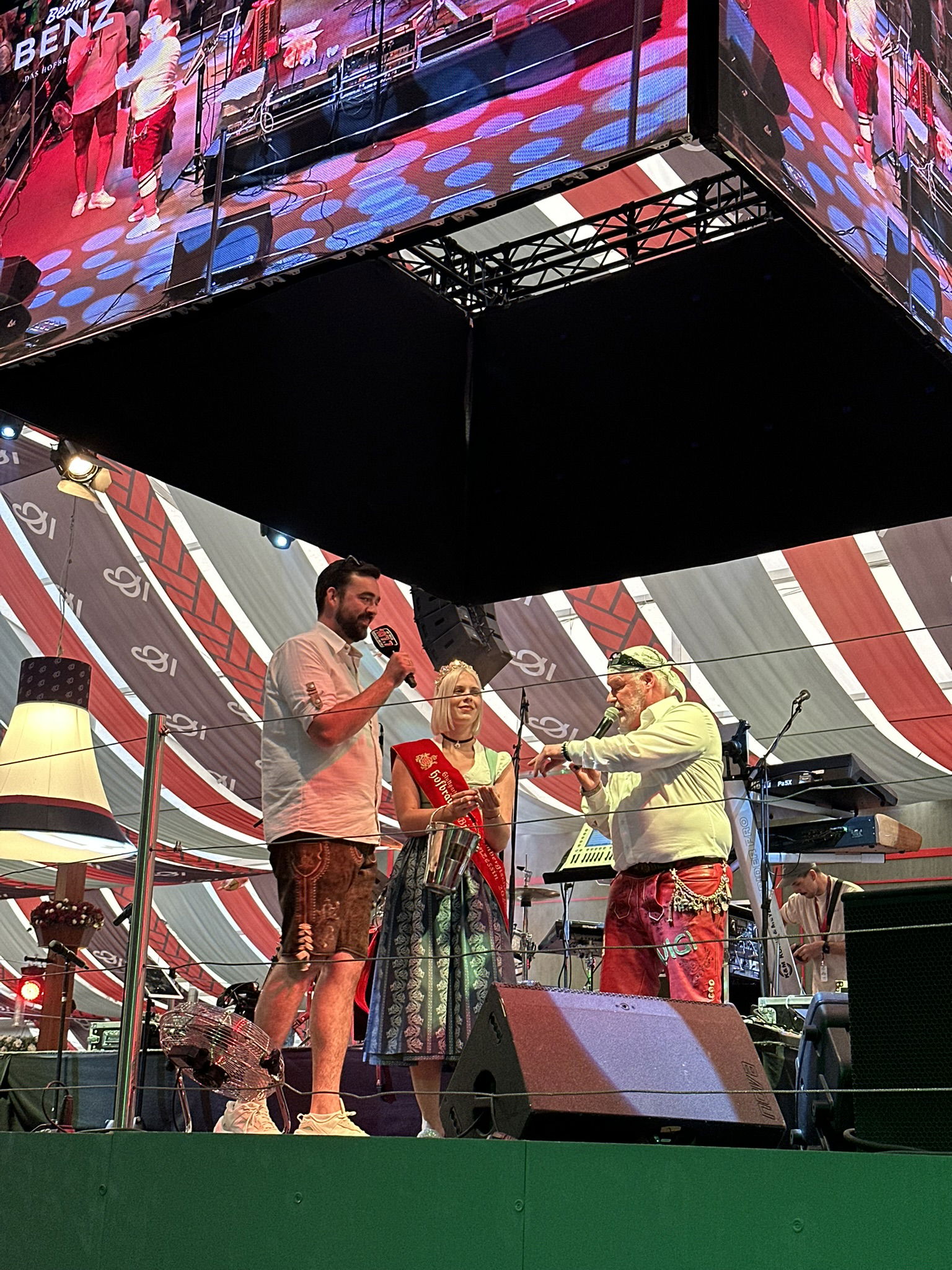 Nikolaus auf der Bühne Beim Benz