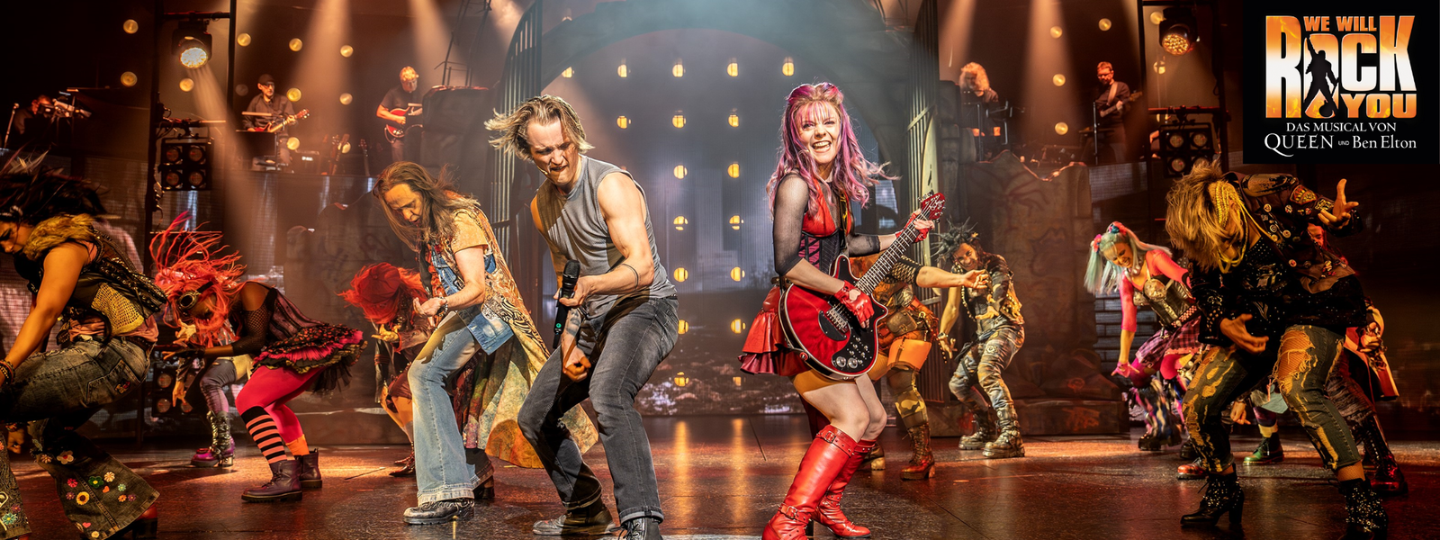 Protagonisten von "WE WILL ROCK YOU" stehen gemeinsam auf der Bühne