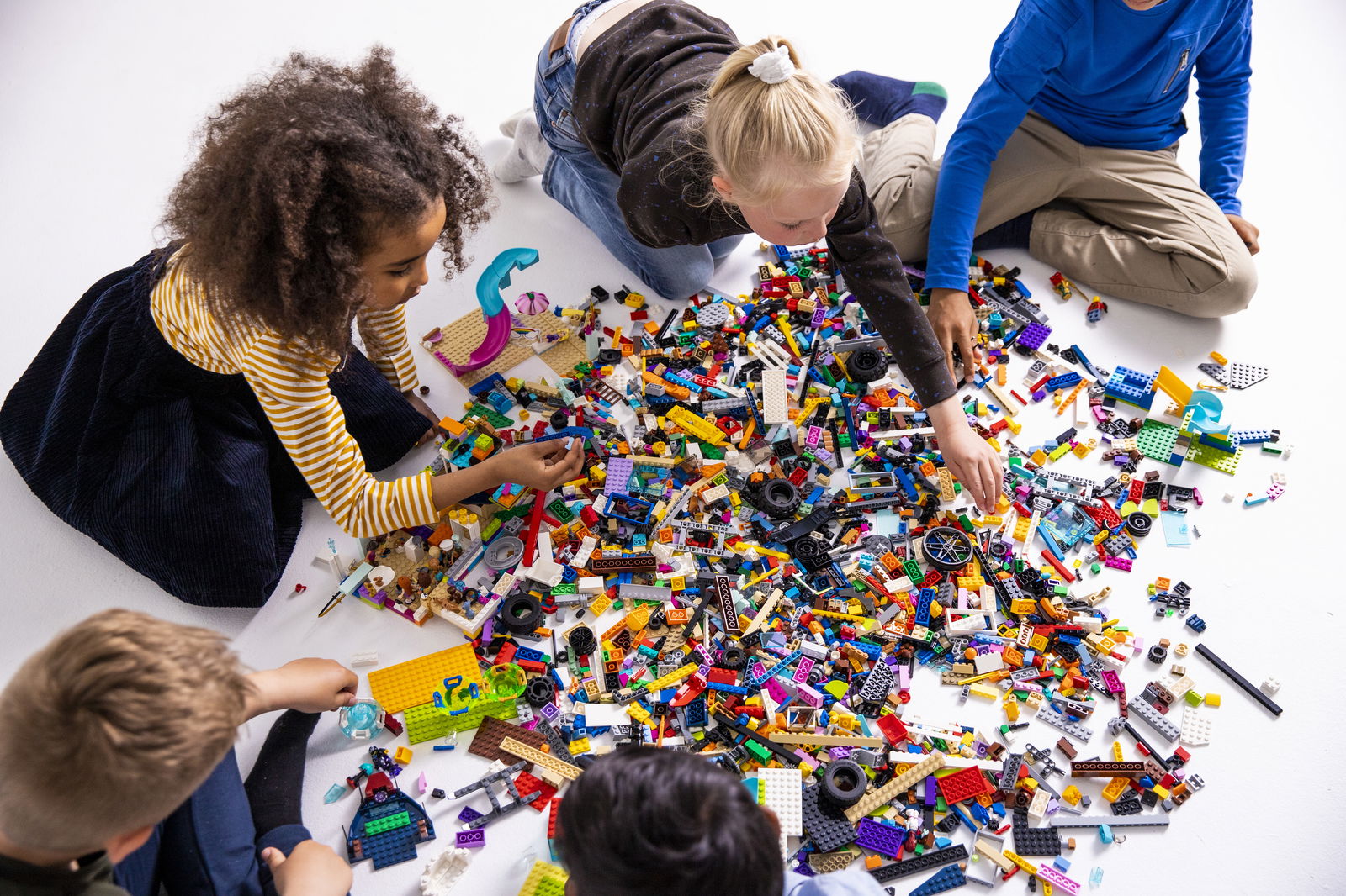 Kinder spielen mit Lego®