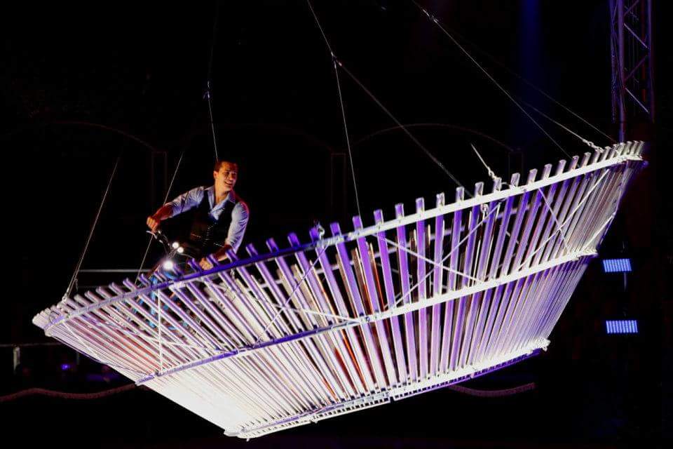 Air Bike hoch oben in der Zirkuskuppel 