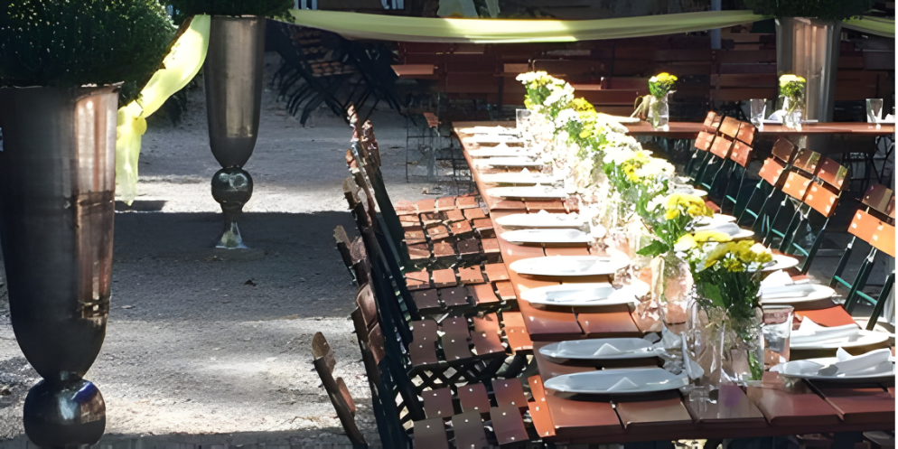 Schön angerichtete Biergartentafel mit Blumen