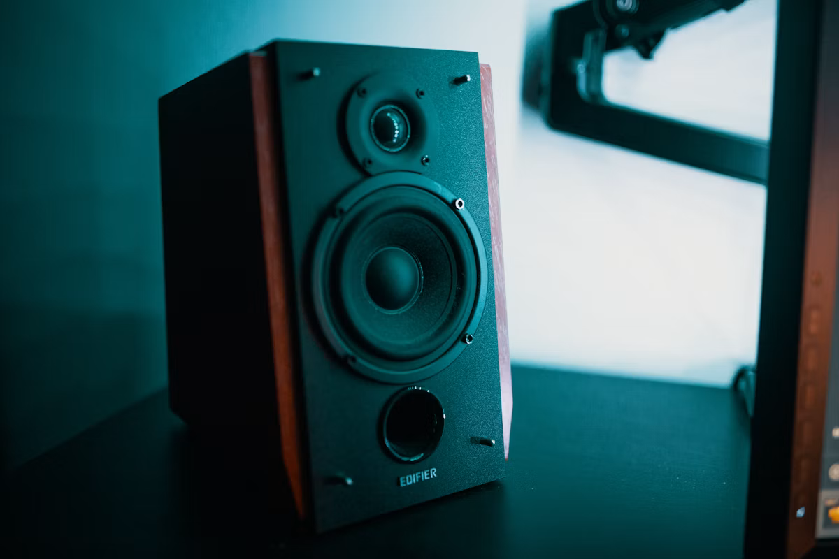 Soundbar Test und Smart Speaker Test: Sound-Technik auf einem Sideboard im Wohnzimmer
