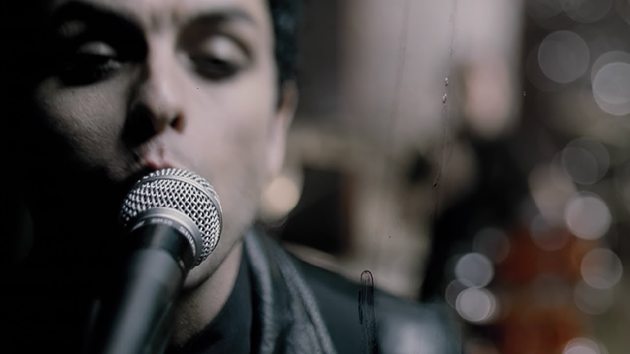 Green Day - Boulevard Of Broken Dreams [Official Music Video]