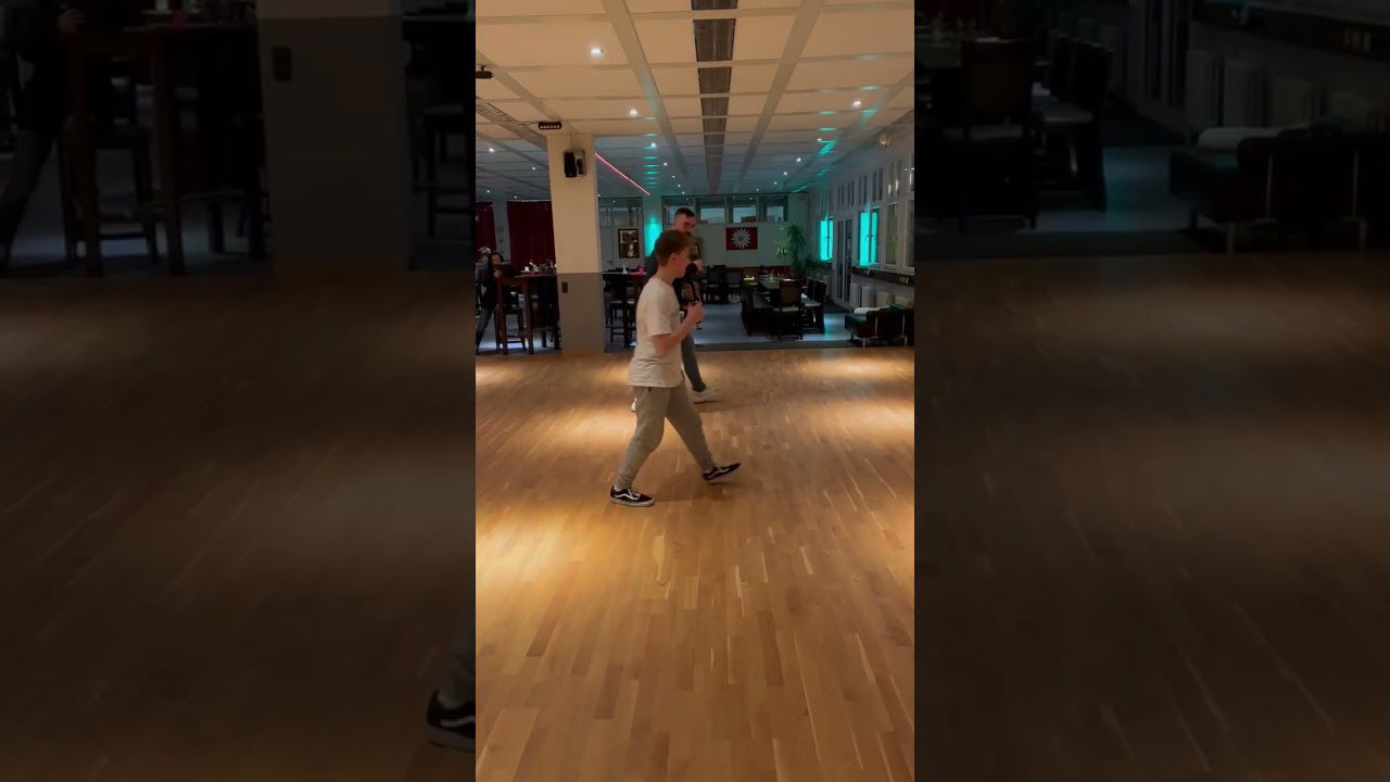 Julian und Nikolaus tanzen Line-Dance